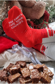Хлопковые носки красного цвета с изображением застрявшего в трубе Деда Мороза на фоне снежинок и надписью DEAR SANTA | Sokisahtel