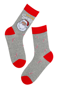 Хлопковые носки серого цвета с изображением весёлого и нарядного Деда Мороза, леденцов и надписью DECEMBER | Sokisahtel