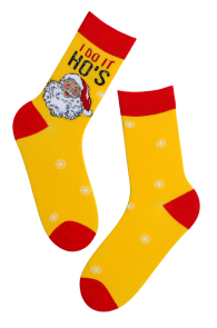 Хлопковые носки жёлтого цвета с изображением весёлого и нарядного Деда Мороза на фоне снежинок и надписью DECEMBER | Sokisahtel