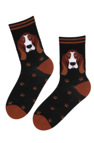 Хлопковые носки чёрного цвета с изображением милой мордочки собаки породы бассет-хаунд и следов от лап DOG OWNER | Sokisahtel