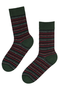 Хлопковые носки тёмно-зелёного цвета с разноцветным полосатым узором в зимней тематике FROSTY | Sokisahtel