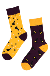Хлопковые носки фиолетово-жёлтого цвета с изображением ведьмовской шляпы и метлы на Хэллоуин HOCUS POCUS | Sokisahtel