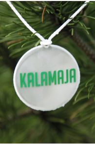 Белый круглый отражатель с зеленым текстом 'KALAMAJA', висящий на ветке дерева.