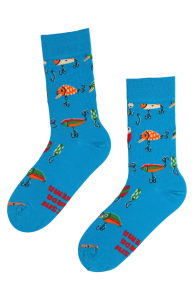 Хлопковые носки синего цвета с изображением разноцветных блесен для рыбалки и смешным текстом KALAMEES | Sokisahtel