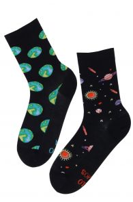 Хлопковые носки черного цвета с узором в виде космоса и планет для мужчин и женщин KOSMOS (космос) | Sokisahtel
