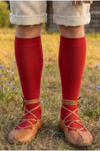 Хлопковые мужские гольфы KRISS красного цвета | Sokisahtel