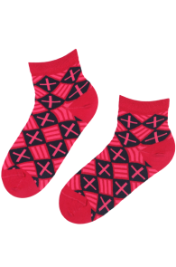 Хлопковые носки в оттенках красного с узором молодёжного праздника песни и танца 2023 PÜHA ON MAA | Sokisahtel