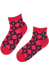 Dark pink cotton socks with a black geometric pattern.