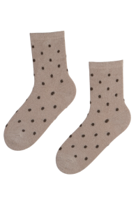 Женские тёплые пушистые носки светло-бежевого цвета с изображением чёрных крапинок LILA | Sokisahtel