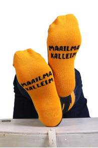 Oranžid puuvillased sokid, millele on kirjutatud 'MAAILMA KALLEIM'