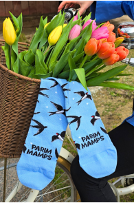 Хлопковые носки синего цвета с ласточками и надписью PARIM MAMPS | Sokisahtel