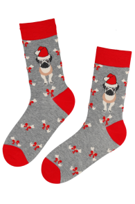 Хлопковые носки серого цвета с изображением нарядной собачки-мопса и косточек в рождественской тематике MIKAEL | Sokisahtel