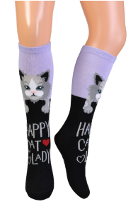 Детские хлопковые колготки с черной нижней частью с надписью "HAPPY CAT LADY" и изображениями котов, и фиолетовой верхней частью.