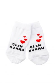 Белые хлопковые носки для младенца с надписью 'OLEN NUNNU' и красными сердечками.