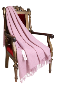 Большой комфортный теплый плед из шерсти альпака нежно-розового цвета | Sokisahtel