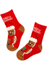 Punased jõulusokid lastele, piparkoogimehe motiiviga ja tekstiga 'Merry Christmas'.