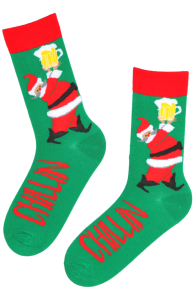 Green cotton Christmas socks with a depiction of Santa Claus holding a beer on a red background. The top of the socks features a red cuff, and the bottom has the text 'CHILLAN'.