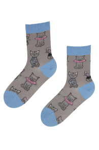 Хлопковые носки серого цвета с изображением милых и нарядных кошек READY | Sokisahtel