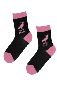 Женские хлопковые носки розово-чёрного цвета с изображением гламурного какаду и дерзкой надписью RICH BITCH | Sokisahtel