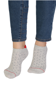 Хлопковые укороченные (спортивные) носки серого цвета с узором в маленький горошек и красным сердцем RUBY | Sokisahtel