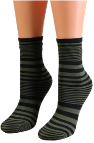 Фантазийные носки тёмно-зелёного цвета с полосатым узором NUCCIA от Sarah Borghi | Sokisahtel