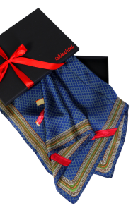 Шейный платок в тёмно-синих тонах с элегантным узором в виде ремней и цепей SCARF | Sokisahtel