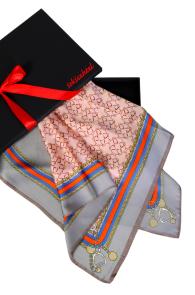 Шейный платок с элегантным узором в виде верховой сбруи и цепей в серо-розовых тонах SCARF | Sokisahtel
