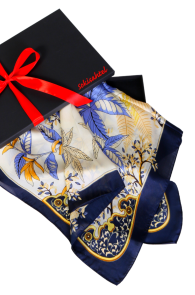 Шейный платок кремово-белого цвета с элегантным цветочным узором в синих тонах SCARF | Sokisahtel