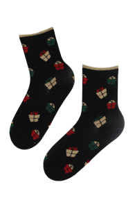 Хлопковые носки черного цвета в рождественской тематике с узором в виде подарочных коробок MERRY (веселый) | Sokisahtel