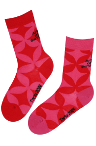 Хлопковые носки розово-красного цвета с ярким узором и надписью TARTU 2024 | Sokisahtel