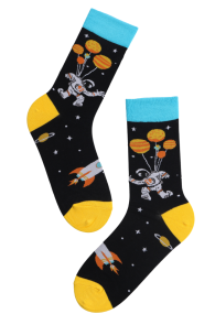 Хлопковые носки чёрного цвета с изображением астронавта и космического пространства SPACED OUT | Sokisahtel