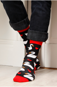 Хлопковые носки черного цвета с изображением лебедей и сердечек для мужчин и женщин SWAN | Sokisahtel