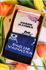 Gift box containing two pairs of socks with the texts "Best Grandpa" and "Best Grandma", in pink and blue tones.