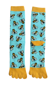 Хлопковые пальчиковые носки голубого цвета с изображением ярких пчёлок BEE | Sokisahtel