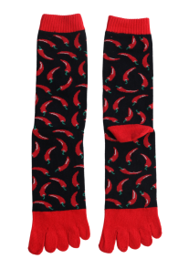 Хлопковые пальчиковые носки чёрного цвета с изображением острых перцев чили CHILLI | Sokisahtel
