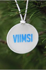 Белый подвесной отражатель на рождественской ёлке, с надписью 'VIIMSI' синим текстом.