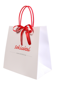 Valge kinkekott punase lipsuga, peal on tekst "Sokisahtel".