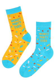 Хлопковые носки жёлто-голубого цвета с изображением разноцветного конфетти и надписью WORST PARTY EVER | Sokisahtel