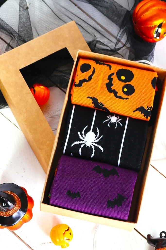 https://www.sokisahtel.net/en/halloween-gift-box-flying-bat-with-3-pairs Halloween gift box FLYING BAT with 3 pairs