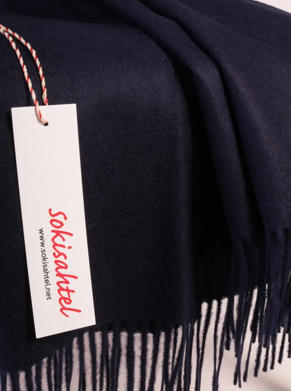 Alpakavillane tumesinine pleed