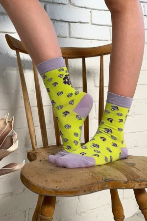 STAY WEIRD rohelised puuvillased sokid