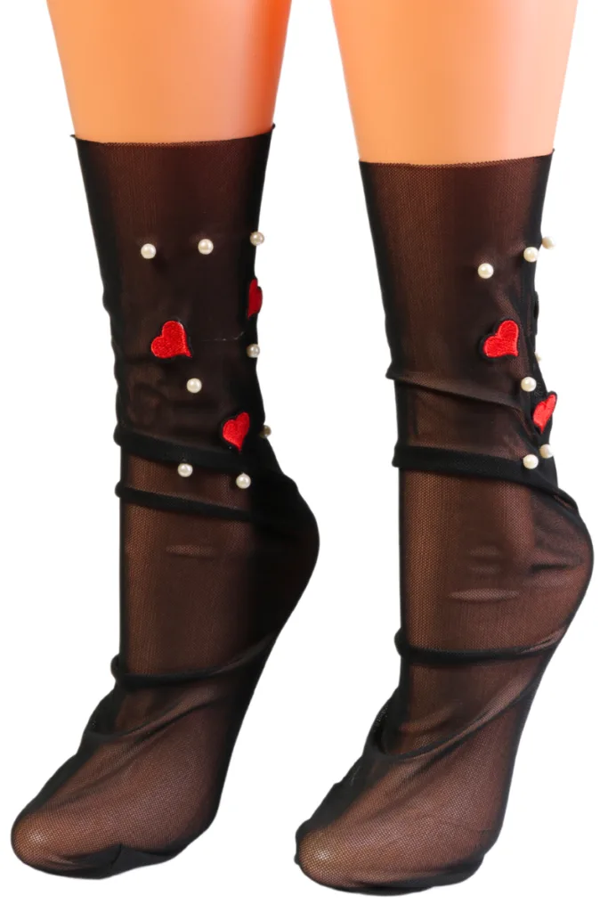 VALERIA südamete ja pärlitega musta värvi õhukesed sokid