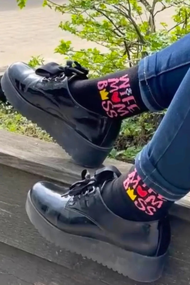 WIFE MOM BOSS musta värvi sokid naistele