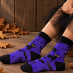 BOOKY mustade kassidega lillad Halloweeni sokid lastele