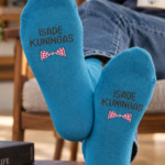 ISADE KUNINGAS karudega puuvillased tekstiga sokid