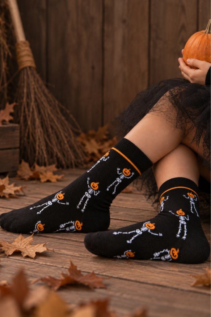 SCULLY luukeredega musta värvi Halloweeni sokid lastele
